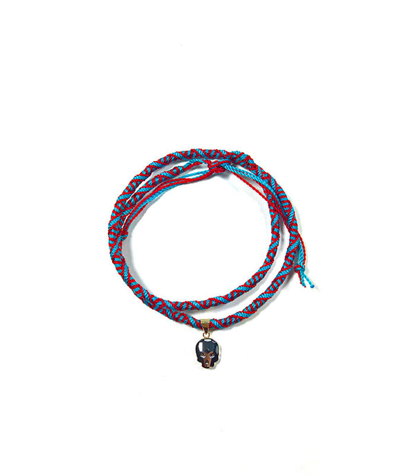 DIJE KRANIO GLOW GRIS 10K CON HILO ARTESANAL KRÁNIO COMBINATIONS CHOKER & PULSERA ROJO & AZUL