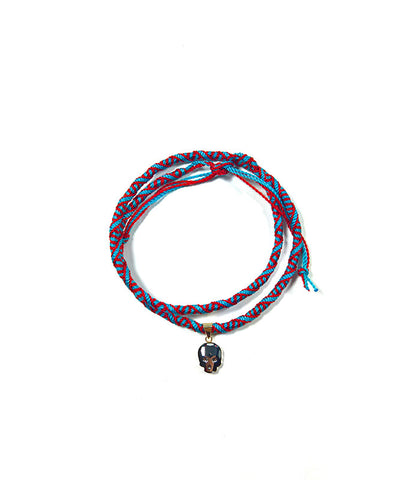 DIJE KRANIO GLOW GRIS 10K CON HILO ARTESANAL KRÁNIO COMBINATIONS CHOKER & PULSERA ROJO & AZUL