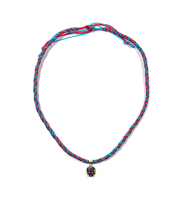 DIJE KRANIO GLOW GRIS 10K CON HILO ARTESANAL KRÁNIO COMBINATIONS CHOKER & PULSERA ROJO & AZUL