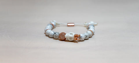 PULSERA BLANCA HOWLITAS CALACA ROSADA