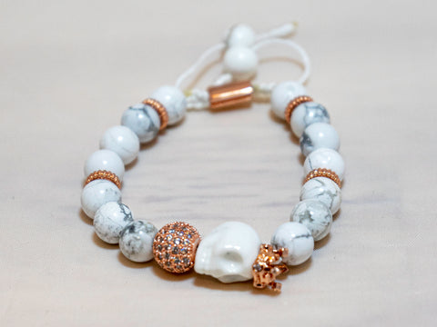 PULSERA BLANCA HOWLITAS CALACA ROSADA